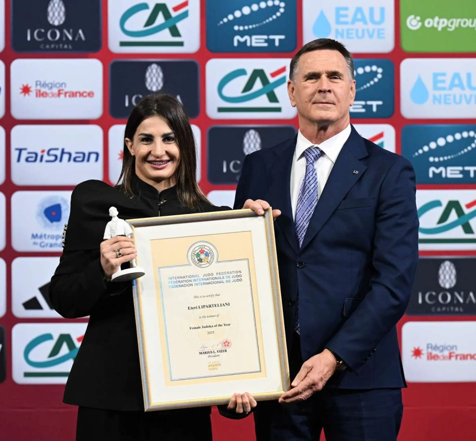 Trofeo Plástico Judo Femenino - Estampa tu empresa